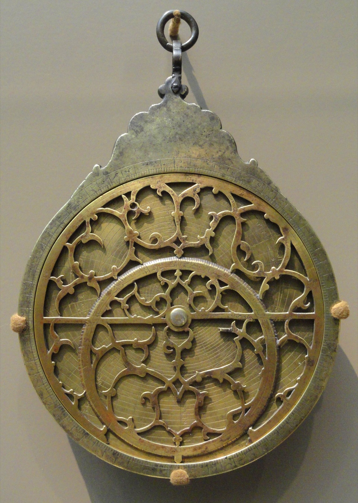 Indo-Persian brass astrolabe with pierced filigree rete, c. 1601